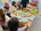 Τετάρτη 21/01/2026- Τα παιδιά μαζί με τις δασκάλες τους ψώνισαν τρόφιμα για να ετοιμάσουν  υγιεινό πρόγευμα στις 22/01/2026 στο νηπιαγωγείο μέσα στα πλαίσια του project "Η Κύπρος μας". Ο Σύνδεσμος Γονέων του σχολείου μας ήταν χορηγός αυτής της δραστηριότητας.